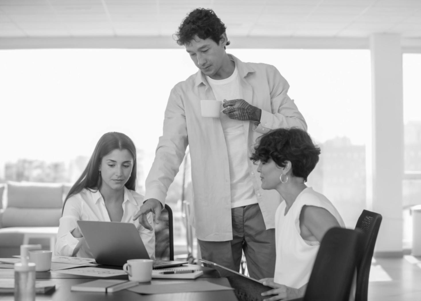 Famille travaillant ensemble sur leur budget mensuel autour d'une table